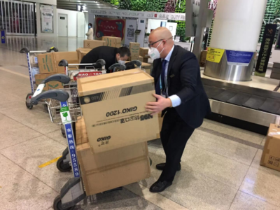 24萬只!好心人獨(dú)自攜帶大量口罩進(jìn)港 杭州機(jī)場(chǎng)快速轉(zhuǎn)運(yùn)