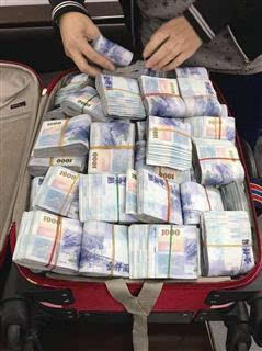 行李托運(yùn)驚現(xiàn)1660萬(wàn)現(xiàn)金，走私鏈條浮出水面