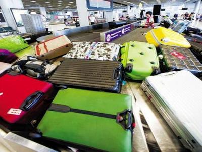 為何下了飛機(jī)之后，托運(yùn)的行李箱都不撕標(biāo)簽？過(guò)來(lái)人告訴你行李托運(yùn)的奧秘